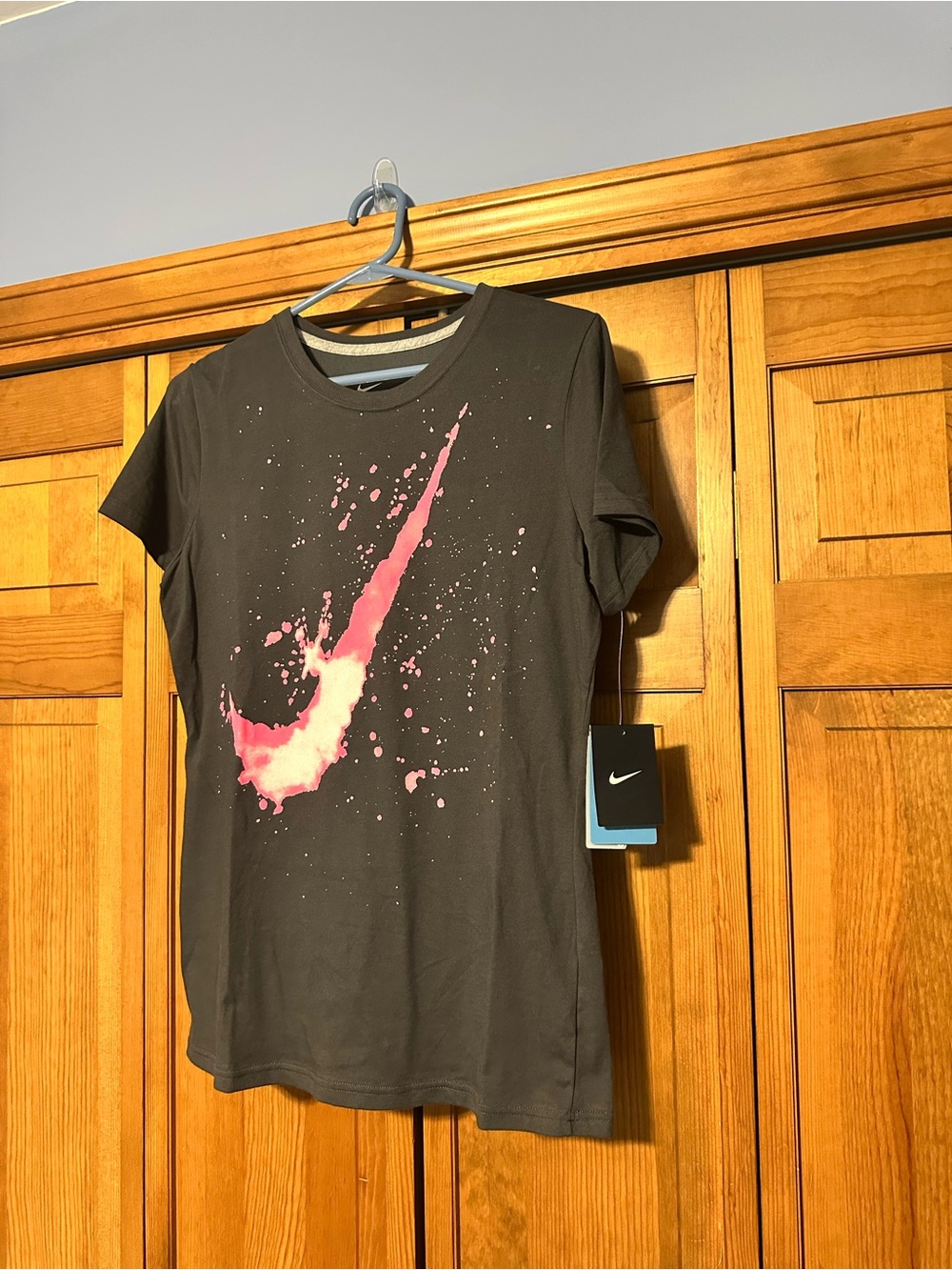 NWT Nike Women’s Gray Dri-Fit Tee with Pink Swoosh Splash Graphic